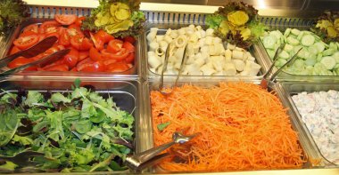 bir self-servis restoran 1 taze sebze ile çelik tepsiler