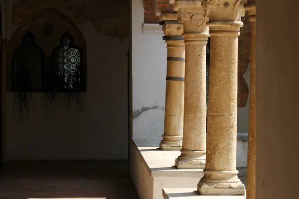 Colonata de um claustro do convento dos frades na Europa — Fotografia de Stock