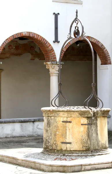 Stenen put van een oude klooster van de minderbroeders in Europa — Stockfoto
