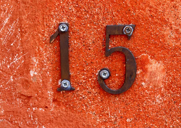 Nummer vijftien gevormd uit twee cijfers één en vijf op de muur — Stockfoto