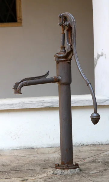 Antigua fuente de hierro fundido en el claustro del antiguo convento — Foto de Stock