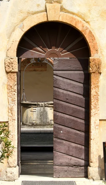 Wooden door of the convent of the Friars and the pit in the cloi — Stock Photo, Image