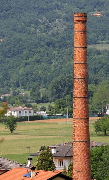 Hoher roter Ziegelschornstein einer alten Fabrik — Stockfoto