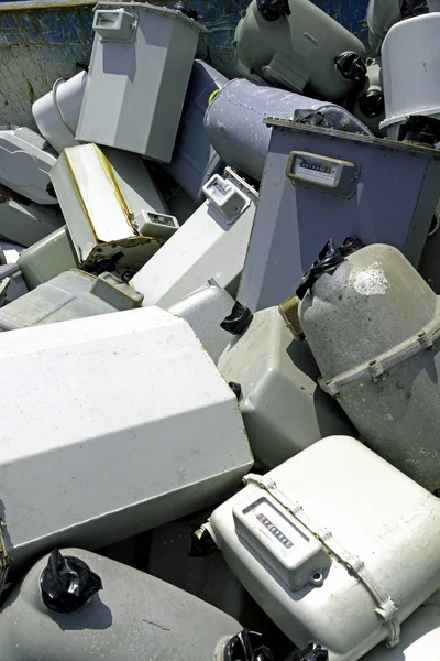 Contadores de gas en desuso en un vertedero especial de residuos — Foto de Stock