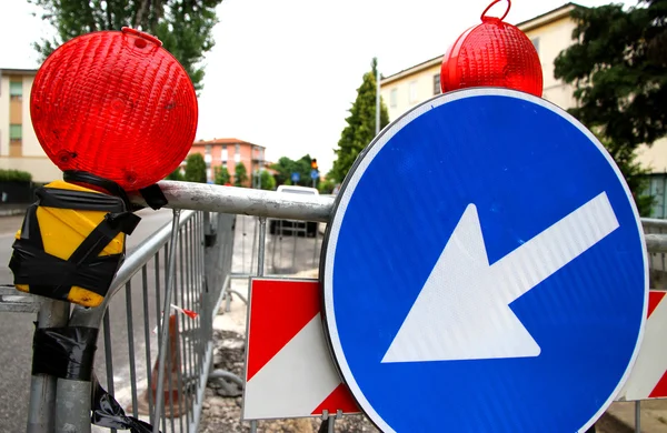 Red signal lamps and a road sign to delimit the roadworks in the — Stock Photo, Image