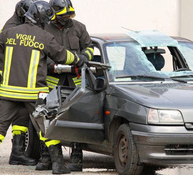 Araba yaprak cesur itfaiye pnömatik makas ile kesme