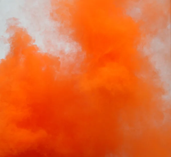 Nuvens de fumaça de um sinal de fumaça laranja perigoso — Fotografia de Stock