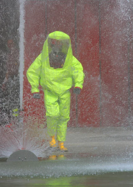 Bombeiro com o macacão amarelo e o hidrante de fogo durante um f — Fotografia de Stock