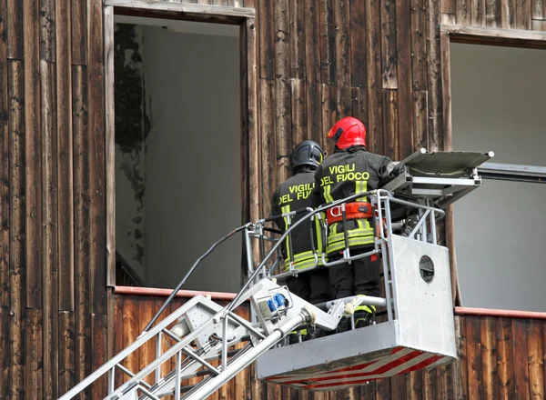 Italian firefighters while rising with the mobile platform to fr — Stock Photo, Image