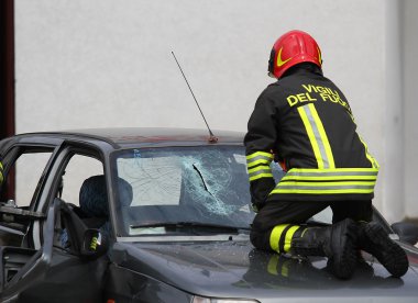 cam ön camı kırık araba ise İtalyan itfaiyeci tatili