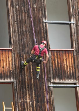 abseiling evde duvar içine aşağı uzman itfaiye eri