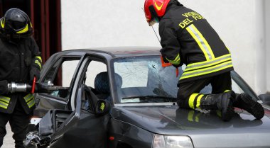 İtfaiye acciden sonra arabayı açarken eylem