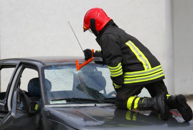 itfaiye şefi arabanın ön camı kırıyor