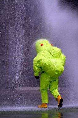 Doktor ile anti radyasyon elbisesi su jetleri ile yıkama sırasında