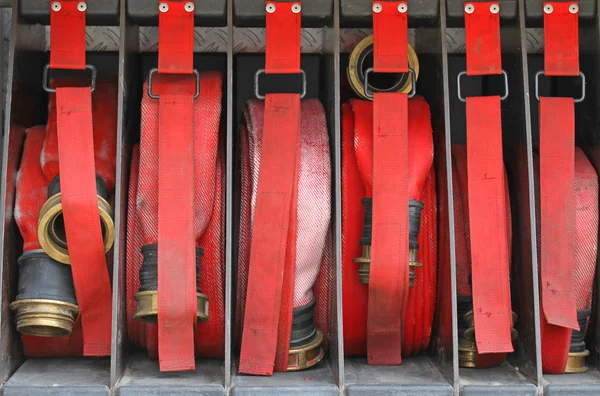 消防士消防トラック内の六つの赤いホース — ストック写真