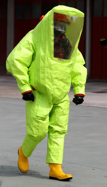 Persona con traje anti radiación amarillo y amarillo botas de goma t —  Fotos de Stock