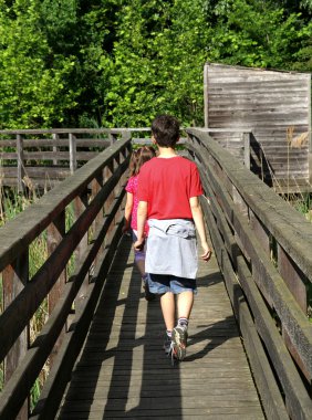 kinderen die lopen op de catwalk voor een bezoek aan het nationaal park
