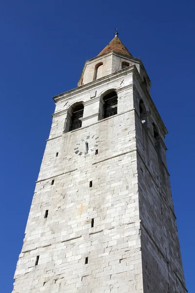 Historic high Bell Tower of the town of AQUILEIA seen from below — Stock Photo, Image