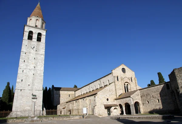 Hermosa plaza con iglesia y campanario alto de la ciudad antigua — Foto de Stock