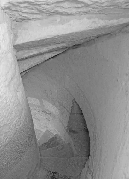 Passagem estreita com escadas íngremes para subir a torre do sino — Fotografia de Stock
