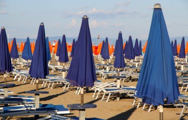 kapalı şemsiye, mavi ve turuncu bir deniz güneş boğulmuş Beach
