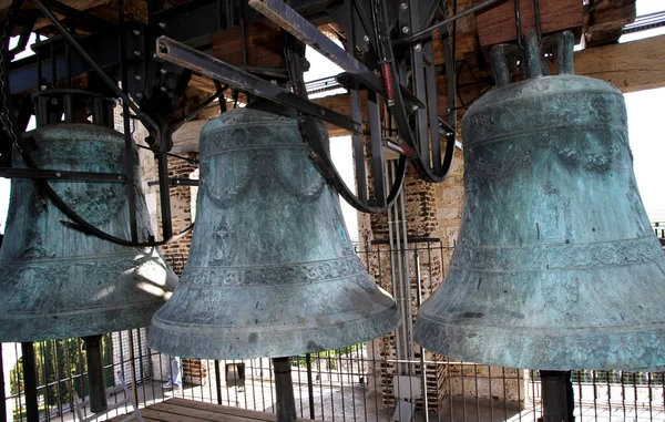 Стародавні бронзові дзвони історичних в дзвіниця церкви — стокове фото
