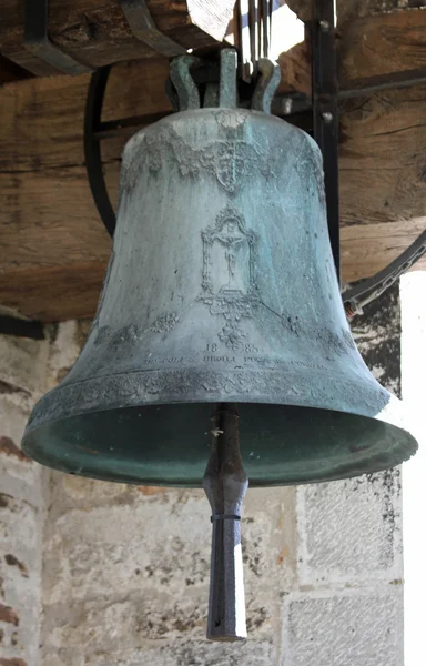 Kilisenin çan kulesinde bronz çan — Stok fotoğraf