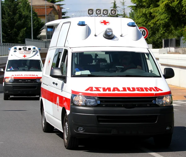 Duas ambulâncias na rua correm rápido para o local do acidente — Fotografia de Stock