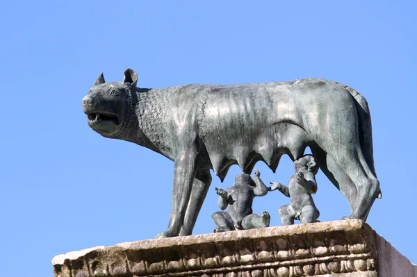 Perfect statue of CAPITOLINE WOLF with the twins Romulus and Rem — Stock Photo, Image