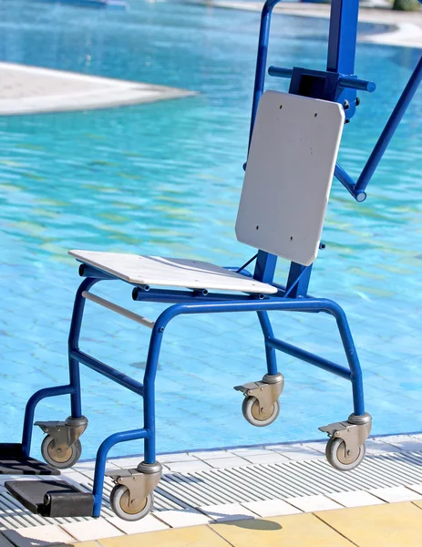 Δαιμόνιος καρέκλα για άτομα με ειδικές ανάγκες να χρησιμοποιούν την πισίνα για — Φωτογραφία Αρχείου