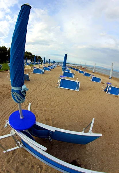 Сині парасольки закриті сфотографовані з лінзою Фіше 3 — стокове фото