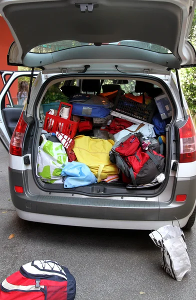 Trunk full of luggage and bag of the family before leaving for v — Stock Photo, Image