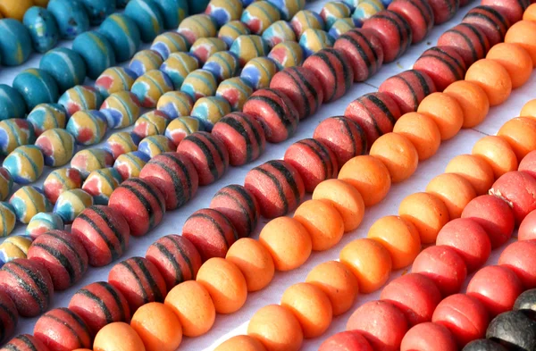 Collares de perlas de artesanía africana para la venta en el mercado de pulgas — Foto de Stock