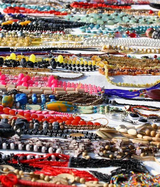 Collar de perlas o madera para la venta en puesto en el mercado de pulgas — Foto de Stock