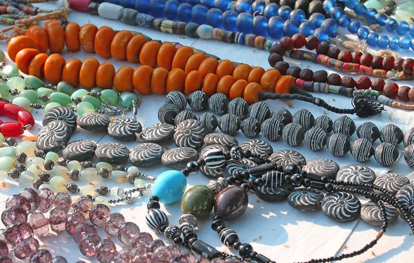 Pearl necklaces in antique market in a stand — Stock Photo, Image