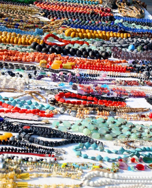 Collana fatta a mano di perline o legno in vendita in prodotti africani — Foto Stock