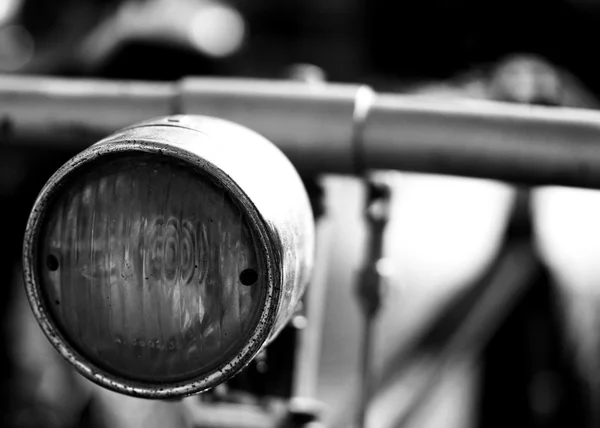 Altes Fahrrad mit altem Metallscheinwerfer — Stockfoto