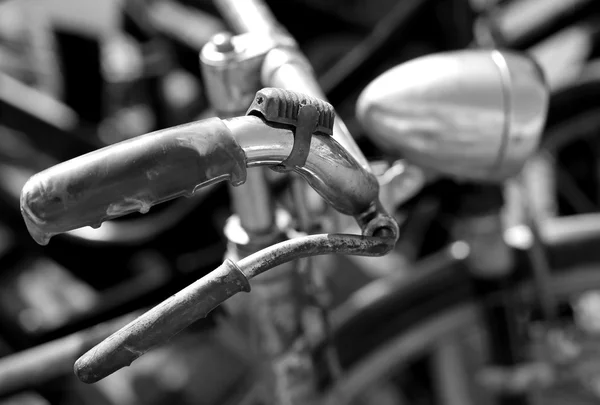 Bicicleta muy vieja con manillar viejo y palanca de freno —  Fotos de Stock