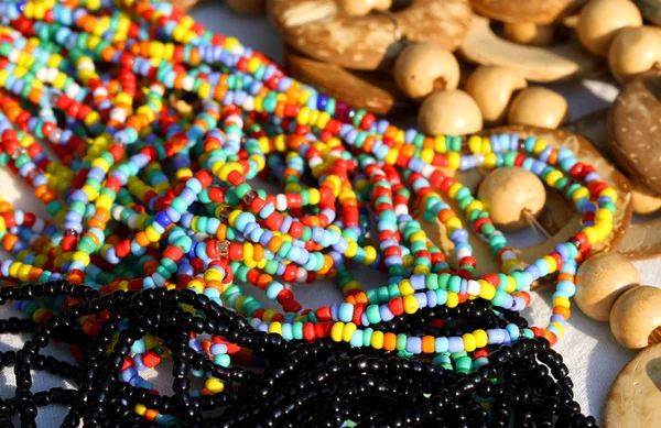 Красочные ожерелья для продажи в местном киоске рынка в городе 1 — стоковое фото