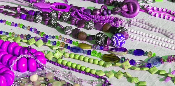 Красочные ожерелья для продажи в местном киоске рынка в городе 4 — стоковое фото