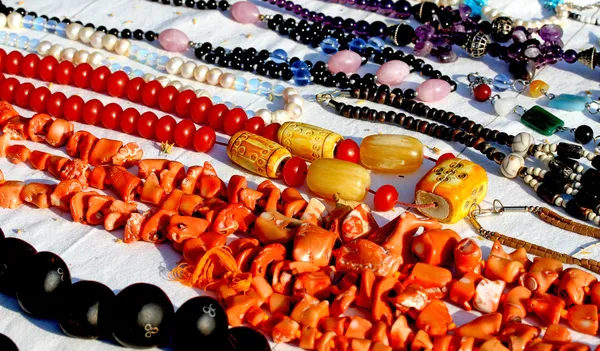 Collares de colores para la venta en el puesto del mercado local en la ciudad 3 — Foto de Stock