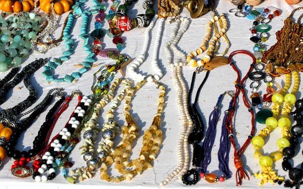 Collares vintage de origen africano en venta en el mercado de pulgas — Foto de Stock