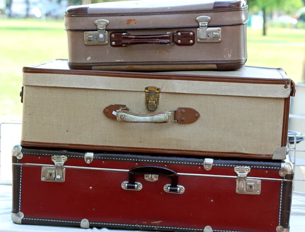 Suitcases  in the market for vintage and retro stuff — Stock Photo, Image