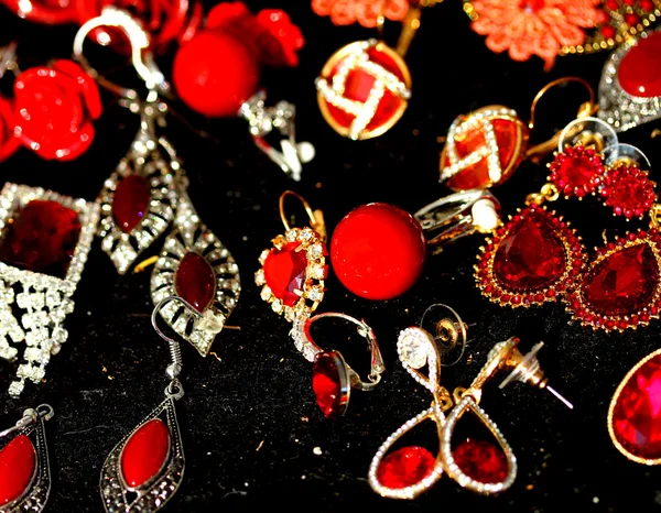 Précieuses boucles d'oreilles Ruby à vendre par joaillier — Photo