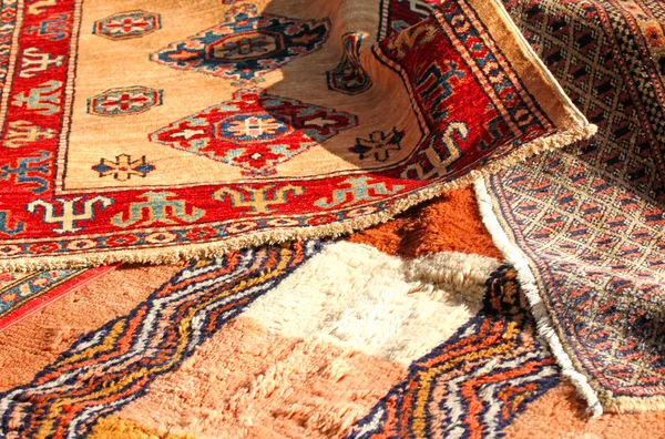 Ancient Middle Eastern rugs Handmade wool for sale in the antiqu — Stock Photo, Image