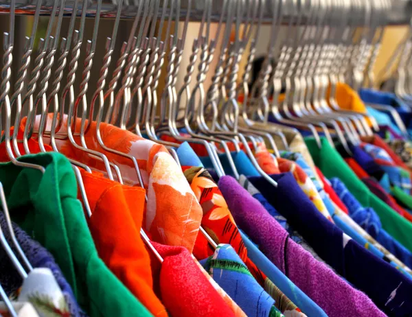 Roupas antigas vintage para máscaras para venda barbatana de mercado de pulgas — Fotografia de Stock