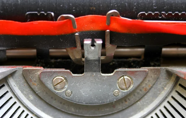İtalyan bir mekanik daktilo siyah ve kırmızı kurdele — Stok fotoğraf