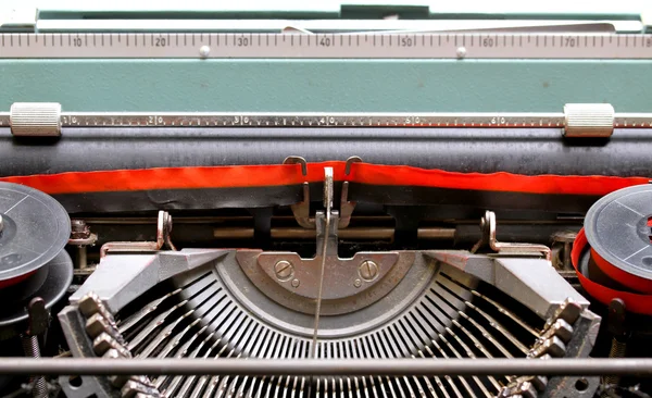 Nastro nero e rosso di una vecchia macchina da scrivere meccanica italiana 2 — Foto Stock