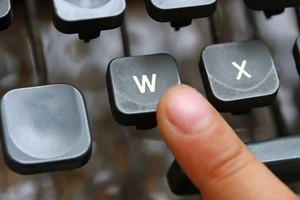 Child press the W key symbol of the victory of an ancient typewr — Stock Photo, Image
