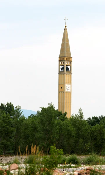 Glockenturm der Kirche des Dorfes Nove in der Nähe von Bassano del Gr — Stockfoto